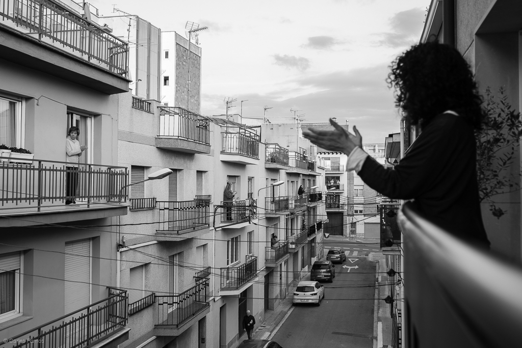 Cada dia a les 20,00, la Susanna surt al balcó a aplaudir juntament amb el seu veïnat per reconèixer la tasca del personal del sector sanitari - 21/03/2020 Cada dia a les 20,00, la Susanna surt al balcó a aplaudir juntament amb el seu veïnat per reconèixer la tasca del personal del sector sanitari - 21/03/2020