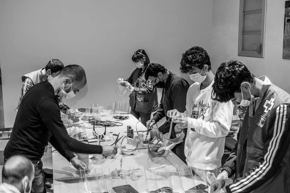 Voluntaris del Projecte MALLA munten màcares a la seu de Fira Igualadai l'IGNova. La iniciativa coordina més de 100 voluntaris imprimint material 3D de protecció personal per repartir-ho entre centres de salut, residències i establiments d’atenció al públic - Carles Ramos
