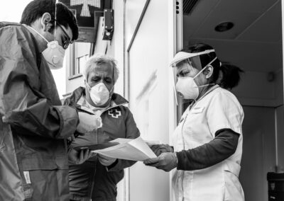 En Guillermo i el Joan, voluntaris de Creu Roja Anoia, compren i porten els medicaments de la gent gran confinada - 23/04/2020.