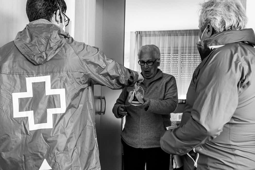 En la Diada de Sant Jordi, en Guillermo i el Joan, voluntaris de Creu Roja Anoia, porten un detall a les persones grans que viuen soles.