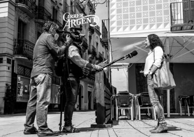L'equip de TV3 format per Lluís Miquel Garcia i Erik van Hooft preparen entrevistes per al Telenotícies migdia durant el primer dia de desconfinament. - Carles Ramos
