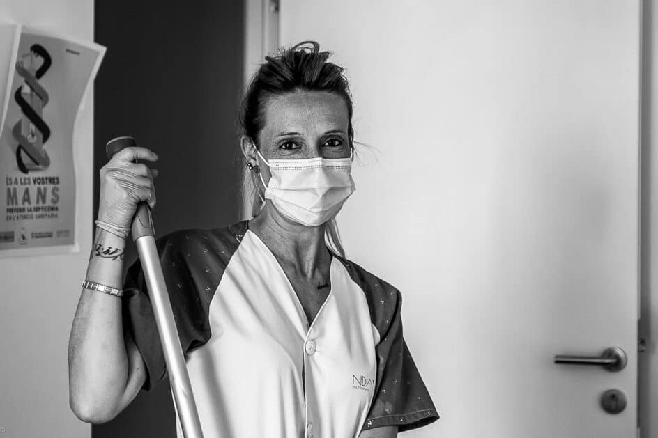La Iolanda forma part de l’equip de neteja que treballa en primera línia a l'Hospital d'Igualada i que s’ha adaptat a les noves condicions, sovint extremes per mantenir netes les instal·lacions i evitar contagis.