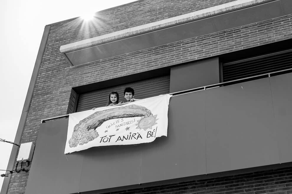 L'Arlet i el Martí pengen una pancarta d'esperança i d'agraïment als sanitaris - 21/03/2020