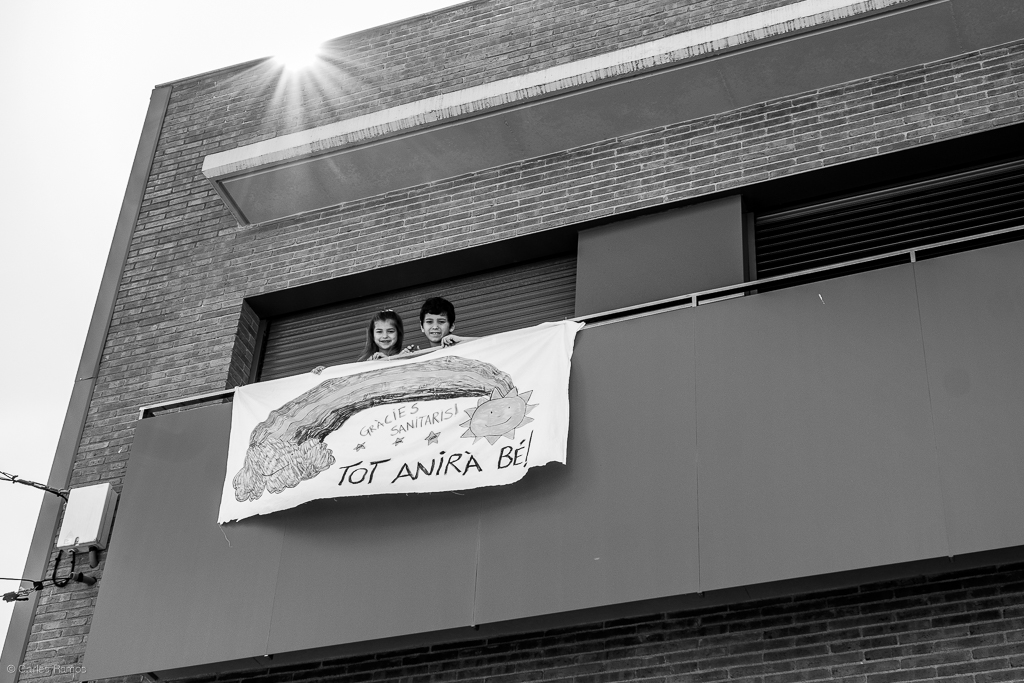 L'Arlet i el Martí pengen una pancarta d'esperança i d'agraïment als sanitaris - 21/03/2020 L'Arlet i el Martí pengen una pancarta d'esperança i d'agraïment als sanitaris - 21/03/2020