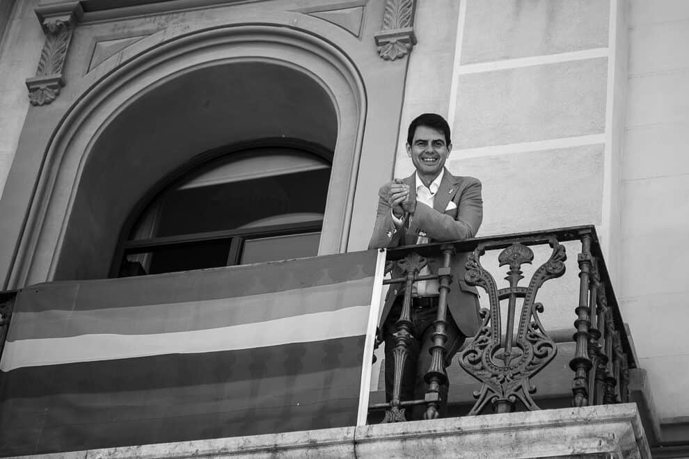 Marc Castells, alcalde d'Igualada, somriu des del balcó de l'Ajuntament en veure la ciutadania sortint al carrer el primer dia de la Fase 1 del desconfinament de la Conca d'Òdena - 18/05/2020